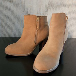 Diba Madison Side Zip Bootie in Taupe. Size 8.